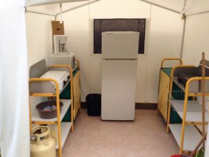 Tente de 8 couchages, BENGALIS COLLECTIFS 13 €/nuit/personne, mise à disposition d’une tente cuisine équipée d’un frigo, réchaud gaz avec bouteille fournie, micro onde et rangement.