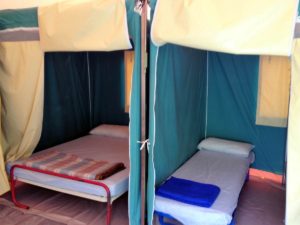 Camping de Bidarray BENGALIS FAMILLES 4-5 pers 13,50 €/nuit/pers, forfait 2-3 pers 40 €/nuit 2 chambres, un lit double, un lit simple, un lit superposé, alèses jetables, oreillers et couvertures fournis