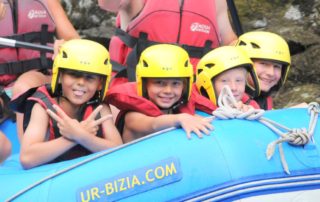 Une descente de rivière de 1h30 sur la Nive en raft avec des enfants à Bidarray au Pays Basque avec UR BIZIA, accessible à tous, seule conditions savoir nager, un équipement adapté et la présence du guide diplômé à bord rassure et facilite votre découverte de l'activité et de son environnement.