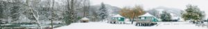 Panorama éphémère du camping Amestoya sous 10 cm de neige à Bidarray dans la vallée de la Nive,