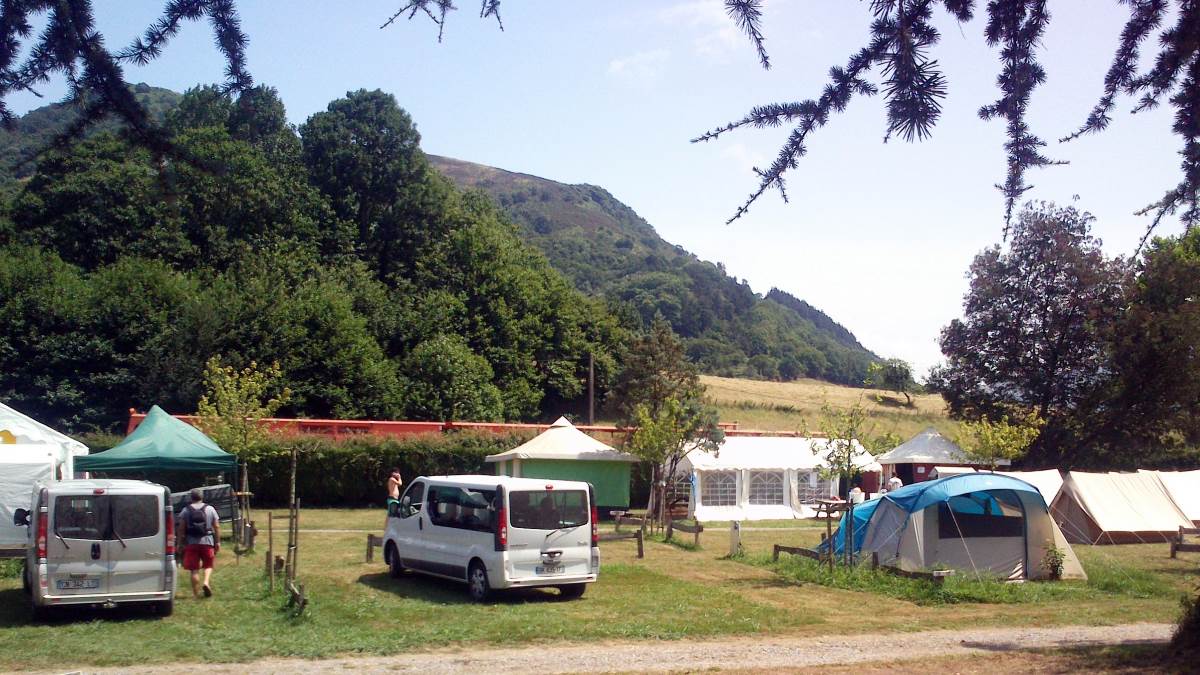 EMPLACEMENT sans électricité 7 €/nuit/personne, EMPLACEMENT avec électricité 8 €/nuit/personne au camping Amestoya de Bidarray