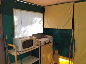 Emplacement groupe au camping Amestoya de Bidarray, 9,50 €/nuit/personne, mise à disposition d’une tente cuisine équipée de frigos, réchaud et bouteille de gaz fournie, micro-onde et rangement