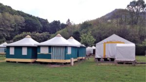 Tente de 8 couchages, BENGALIS COLLECTIFS 13 €/nuit/personne, alèses jetables et couvertures fournies